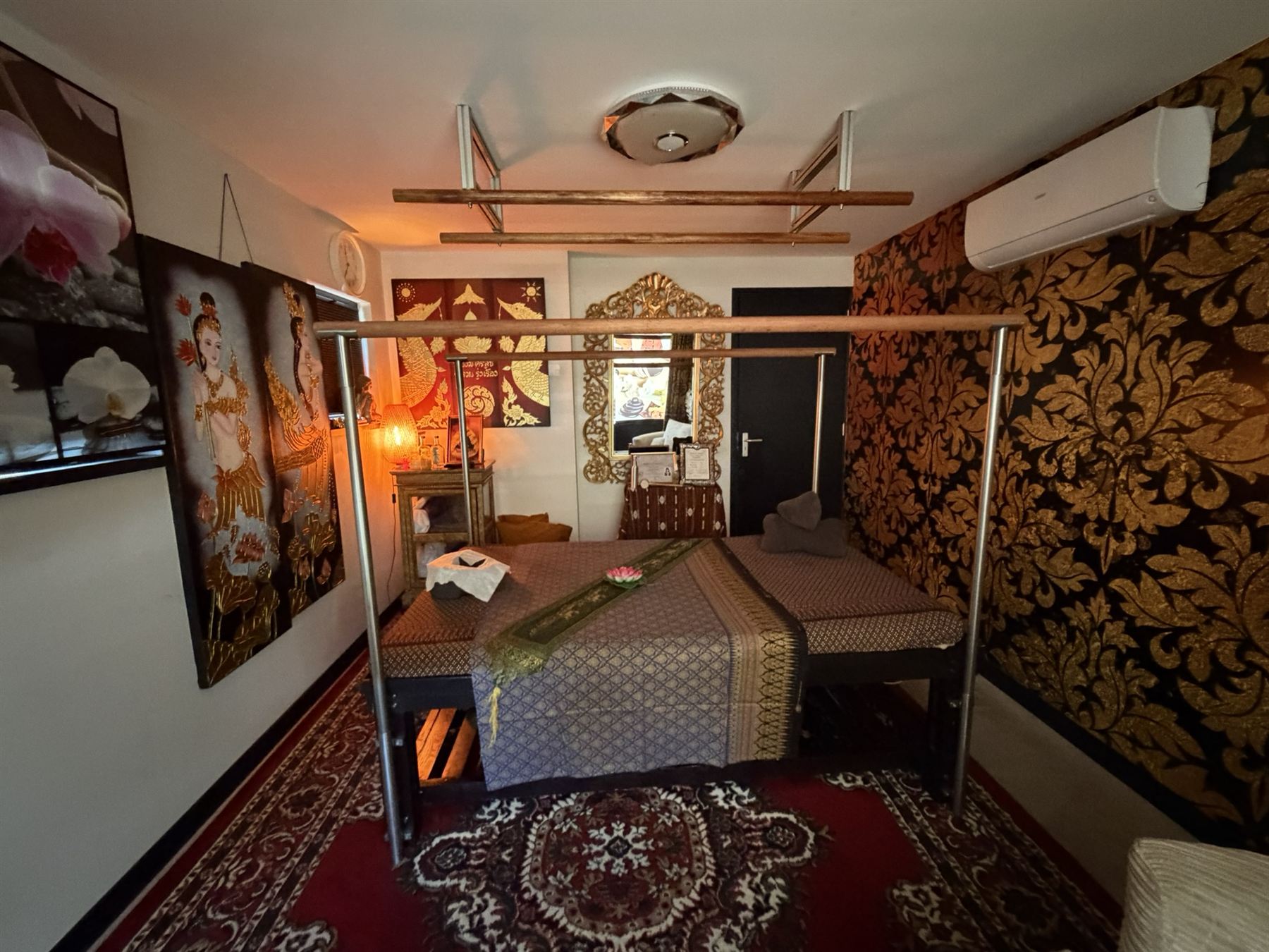 Sfeervolle behandelkamer met Thaise massagebedden bij Sara's Salon in Wijchen